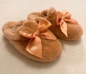 UGG Addison Bow Slippers Pink Sheepskin Satin Bow Women’s Size 6